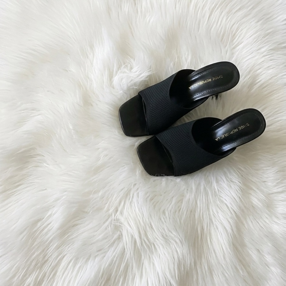 A pair of stylish black heels, perfect for both casual and dressy occasions.